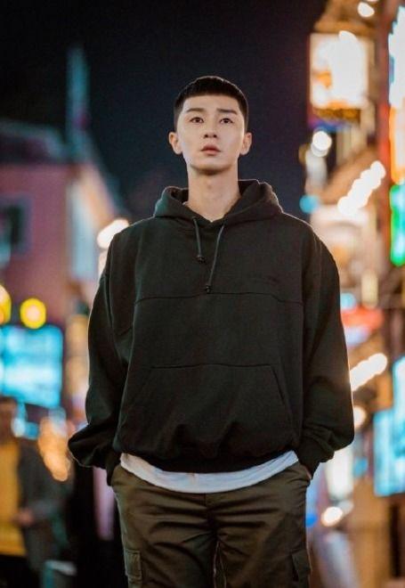 梨泰院男主照片,颜值与实力并存，魅力四溢的治愈系偶像